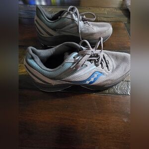 Size 8W Saucony Gray & Blue Womens Athletic Sneakers. Crease on 1 Heel. See Pic
